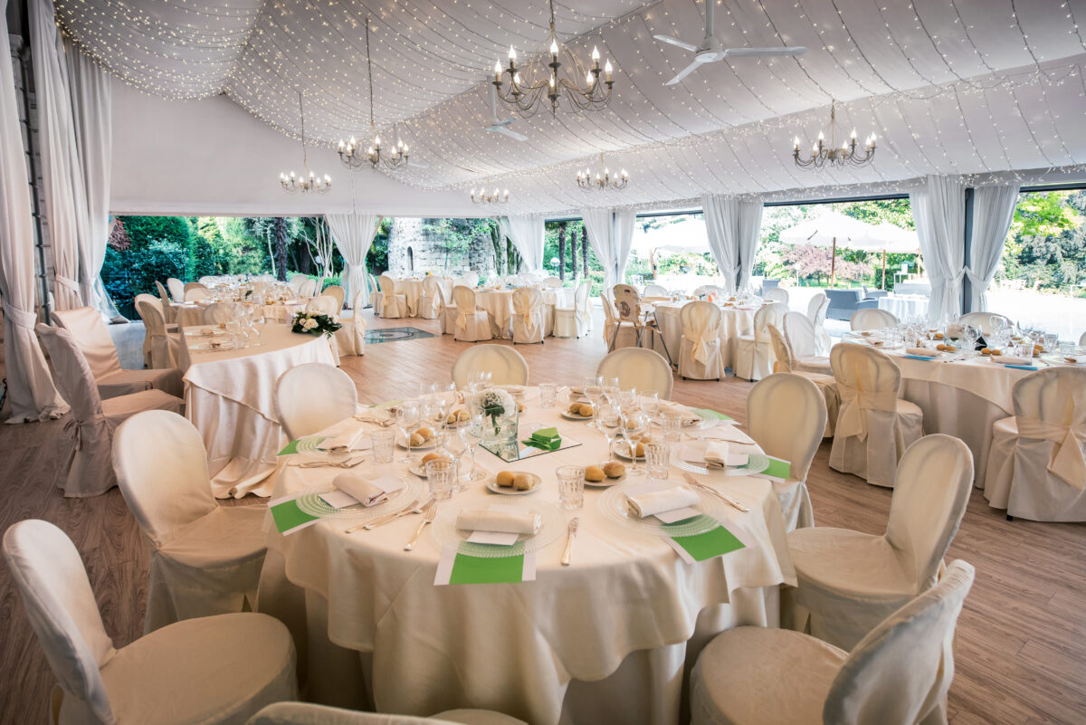 Wedding,Reception,Venue,In,A,Large,Marquis,With,Elegant,Formal
