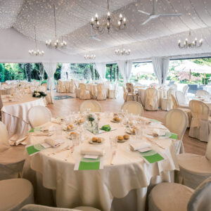 Wedding,Reception,Venue,In,A,Large,Marquis,With,Elegant,Formal