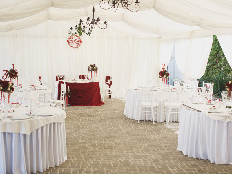 Beautiful,Banquet,Hall,Under,A,Tent,For,A,Wedding,Reception.